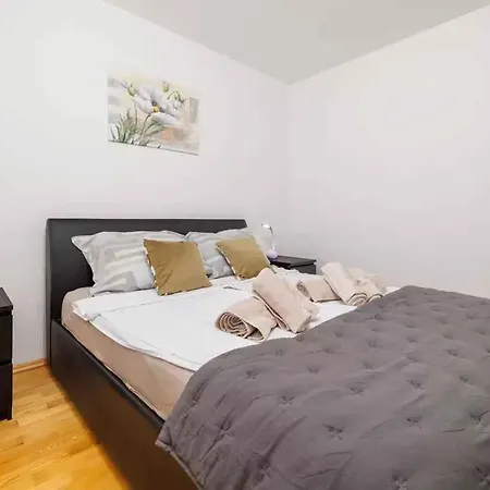 One-bedroom In Lv דירה